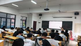 数学教研室开展集体听评课活动 聚焦课堂主阵地提升教学质量